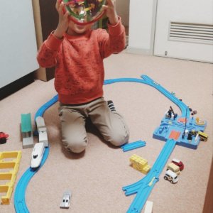 玩具で遊ぶ子供