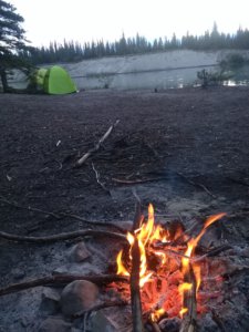 ユーコン川の中の無人島で焚火