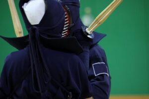 苦労して修行する