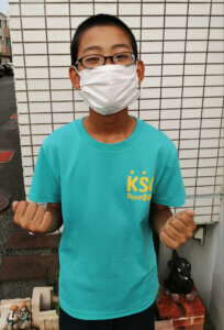 バドミントンをする息子