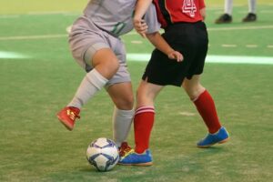 足を後ろに蹴り出す運動