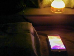 寝る前のスマホは止めましょう