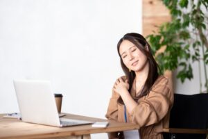 デスクワークで肩こり