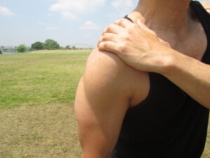腕の付け根の痛みは三角筋が関係する