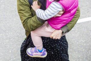 子供を抱っこするお母さん
