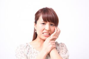 歯を食いしばる・口が開かない