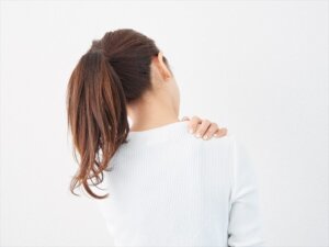 頚肩腕症候群に悩む女性