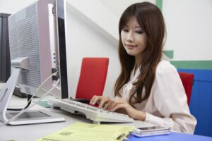 デスクワークの肩こりや頚肩腕症候群かも