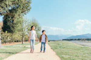 スマホで首を痛める小学生