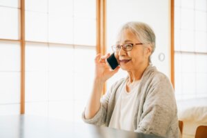 携帯電話の画面にピントが合いづらい高齢者