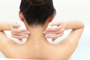 肩こりの原因は首にあり