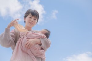 赤ちゃんを抱っこする保育士さん