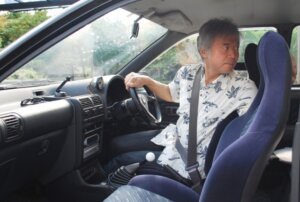 首が痛くて後方確認が出来ない