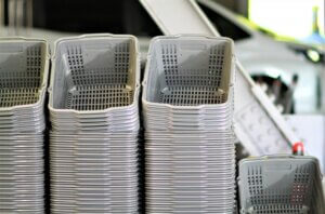 買い物かごを肘を伸ばして持ち続ける