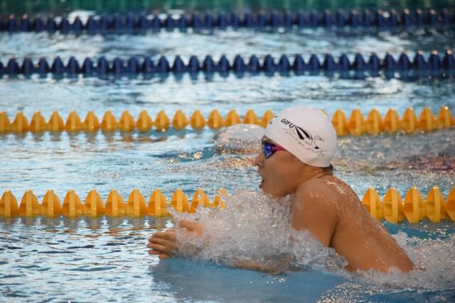 平泳ぎで多い水泳膝