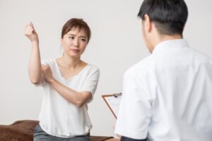 腕がしびれる原因の多くが首こり