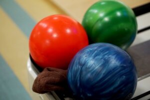 頭はボウリングの玉ほどの重さ