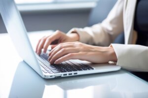 デスクワークでも立ち仕事でも腰痛が出る