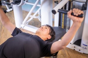 ベンチプレス中の肩の痛み