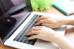 デスクワーク中に膝の前が痛くなる