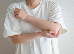 手首だけでなく前腕部や肘まで施術します