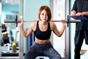 スクワットをすると膝の前側が痛む膝蓋大腿関節痛